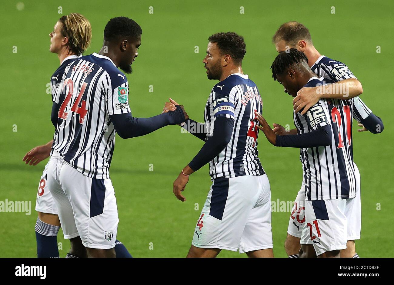 West Bromwich Albions Hal Robson-Kanu (Mitte) feiert das erste Tor seiner Mannschaft aus dem Elfmeterpunkt mit Teamkollegen während des Carabao Cup-Spiels in den Hawthorns, West Bromwich. Stockfoto