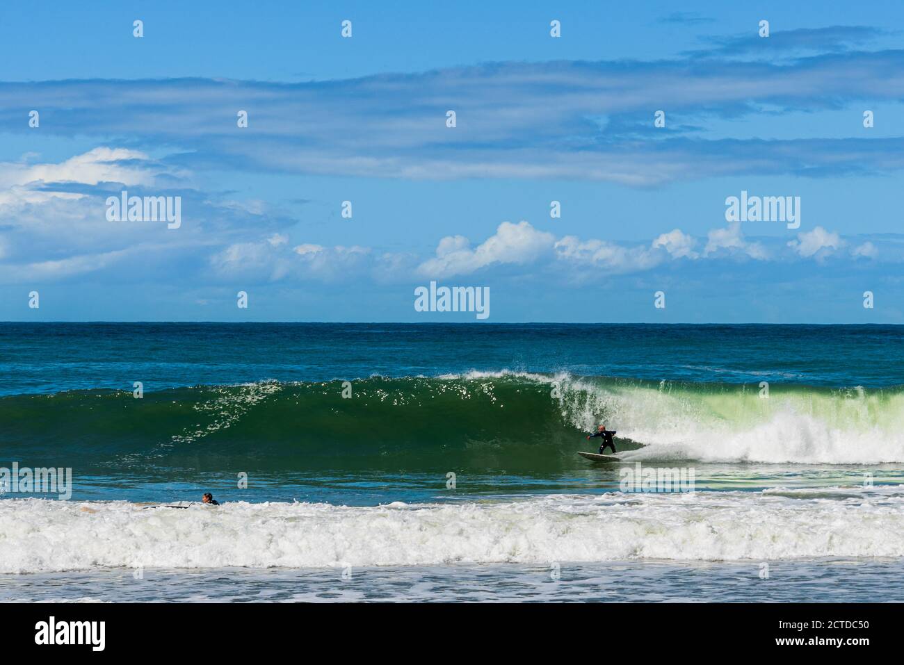 Surfer auf der Welle an der brasilianischen Strandküste Stockfoto