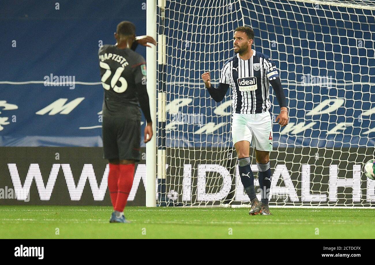 West Bromwich Albions Hal Robson-Kanu (rechts) feiert das erste Tor seiner Spielseite vom Strafpunkt aus während des Carabao Cup-Spiels in der dritten Runde der Hawthorns, West Bromwich. Stockfoto