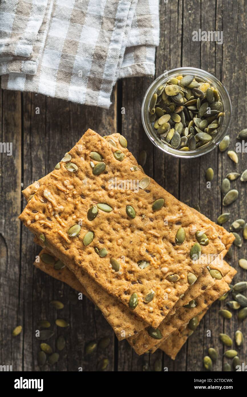 Das knusprige Brot mit Kürbiskernen. Knackebrot auf altem Holztisch. Draufsicht. Stockfoto