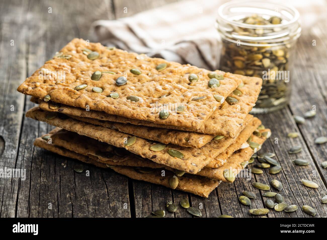 Das knusprige Brot mit Kürbiskernen. Knackebrot auf altem Holztisch. Stockfoto