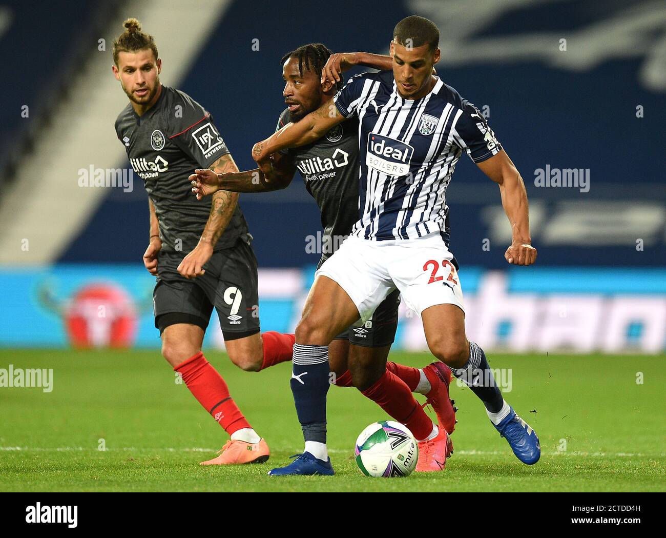 Brentfords Tariqe Fosu und West Bromwich Albions Lee Peltier (rechts) kämpfen während des Carabao Cup-Spiels in den Hawthorns, West Bromwich, um den Ball. Stockfoto
