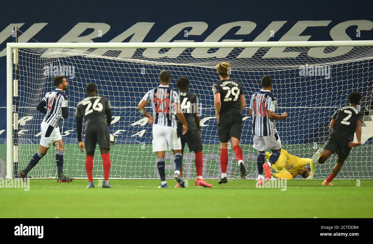 West Bromwich Albion's Hal Robson-Kanu punktet das zweite Tor seines Spieles von der Strafstelle während der Carabao Cup dritten Runde Spiel auf den Hawthorns, West Bromwich. Stockfoto