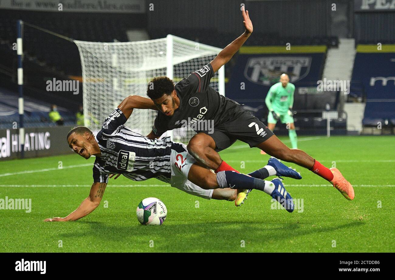 West Bromwich Albions Lee Peltier (links) wird von Brentfords Dominic Thompson während des Carabao Cup-Spiels in den Hawthorns, West Bromwich, in Angriff genommen. Stockfoto