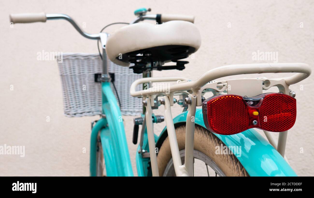 Niedliches Damenfahrrad mit niedrigem Rahmen und Korb vorne. Oldtimer- Fahrrad Stockfotografie - Alamy