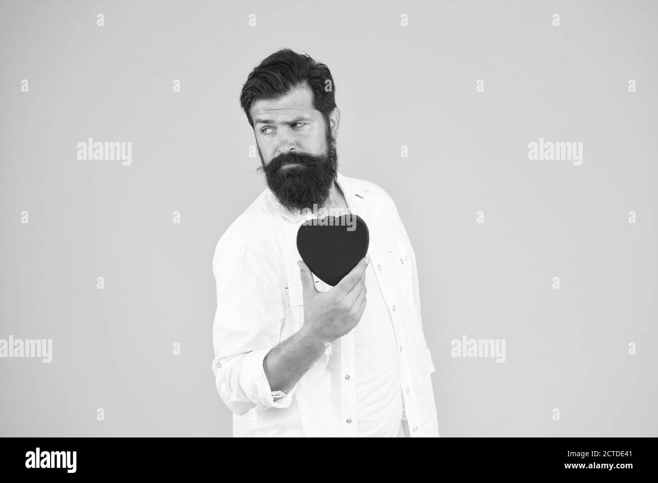 Health Care Konzept. Check hilft Risikofaktoren für Herzerkrankungen verstehen. Mehr körperliche Aktivität das Rauchen reduziert Menge Alkohol. Gesundes Herz. Man bärtige Hipster halten roten Herzen. Stockfoto