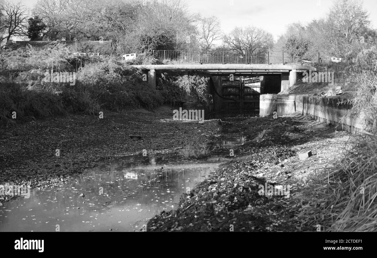 Kein Wasser in diesem Schwarz-Weiß-Foto von A Abschnitt des Basingstoke-Kanals in Aldershot Stockfoto