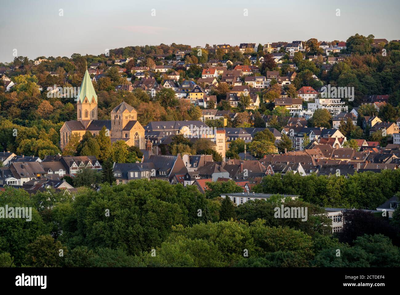 St. Ludgerus Kirche, in Essen-Werden, Abteikirche, mit dem Schrein des St. Ludgerus, in der Krypta, auf dem rechten Gebäude der Folkwang Universität Stockfoto