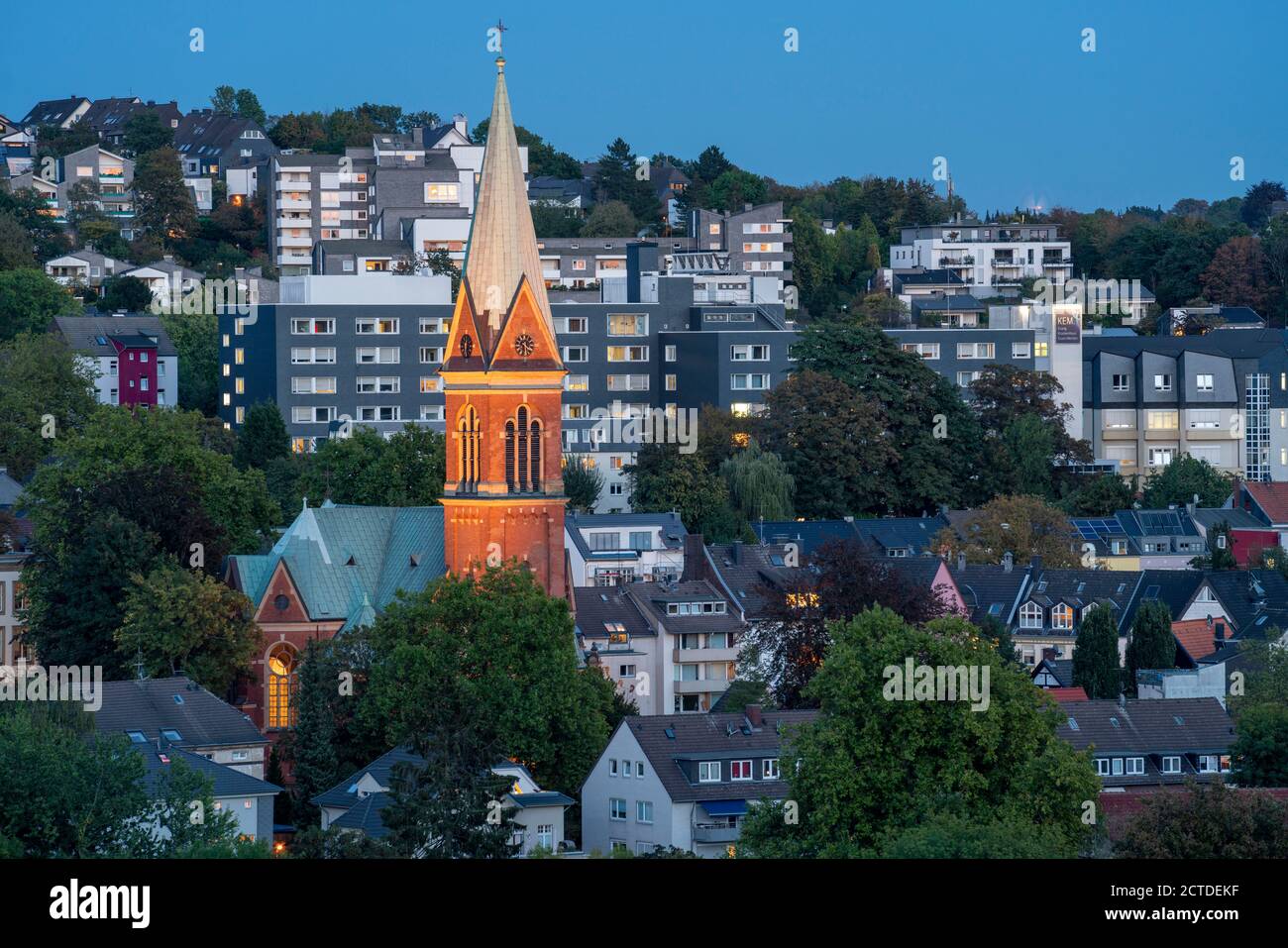 Die Evangelische Kirche in Essen-Werden, dahinter das Evangelische Krankenhaus Werden, Essen NRW, Deutschland Stockfoto