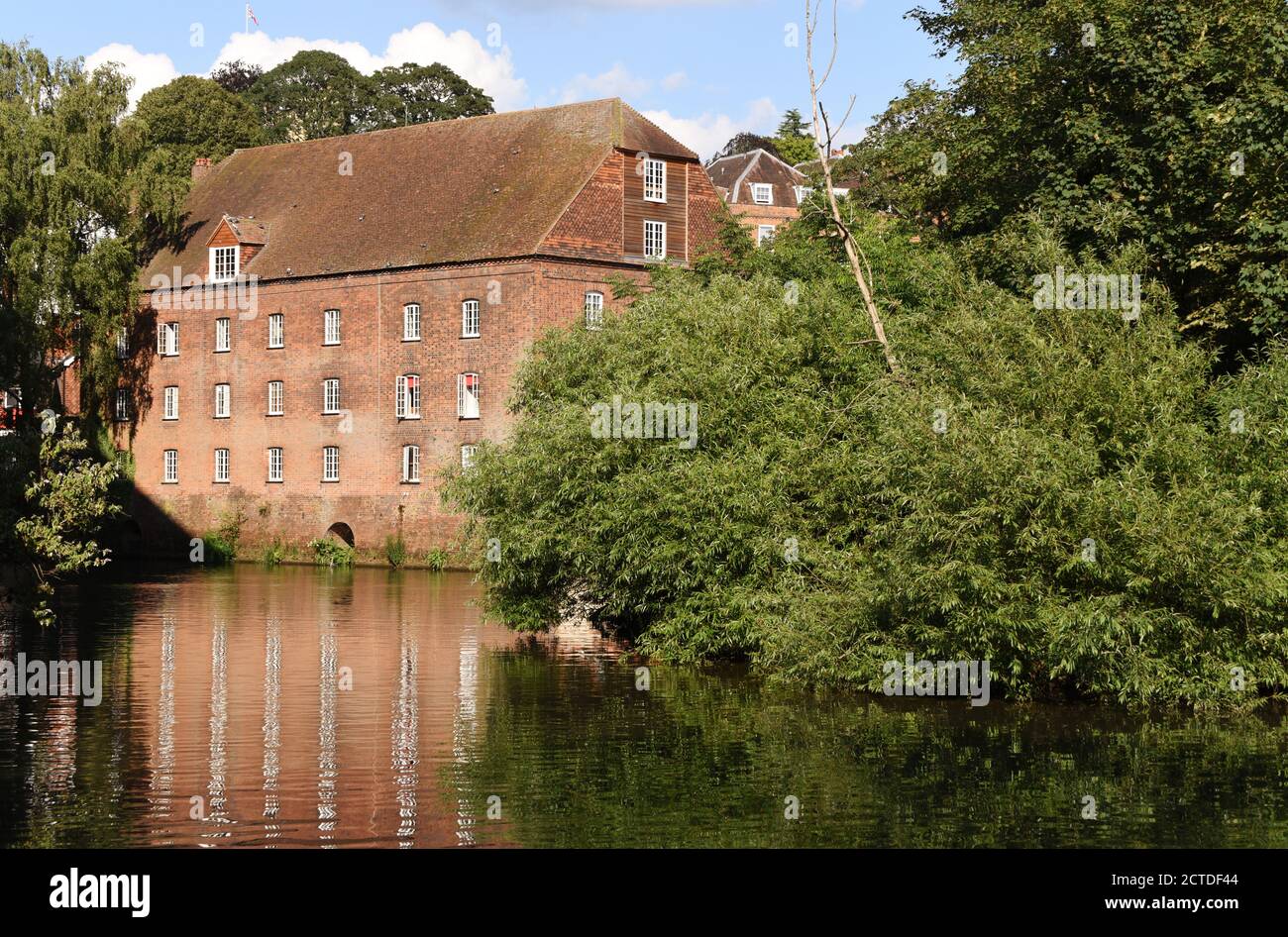 Die Stadtmühle spiegelte sich in den stillen Gewässern der Wey in Guildford Stockfoto