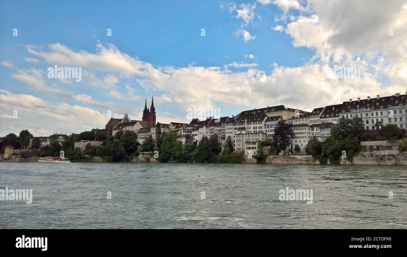 Hier ragt das Basler Münster über dem Rhein hervor Foto im Sommer aufgenommen Stockfoto