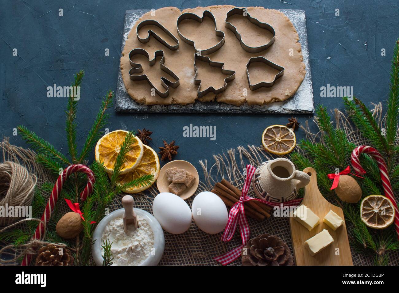 Schritt für Schritt Weihnachtskekchen Rezept. Schritt 3. Den Teig in Plätzchenformen schneiden. Stockfoto