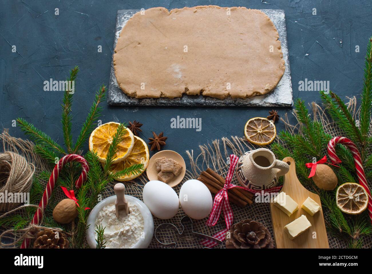 Schritt für Schritt Weihnachtskekchen Rezept. Schritt 2. Den Teig ausrollen. Zutaten zum Kochen . Stockfoto
