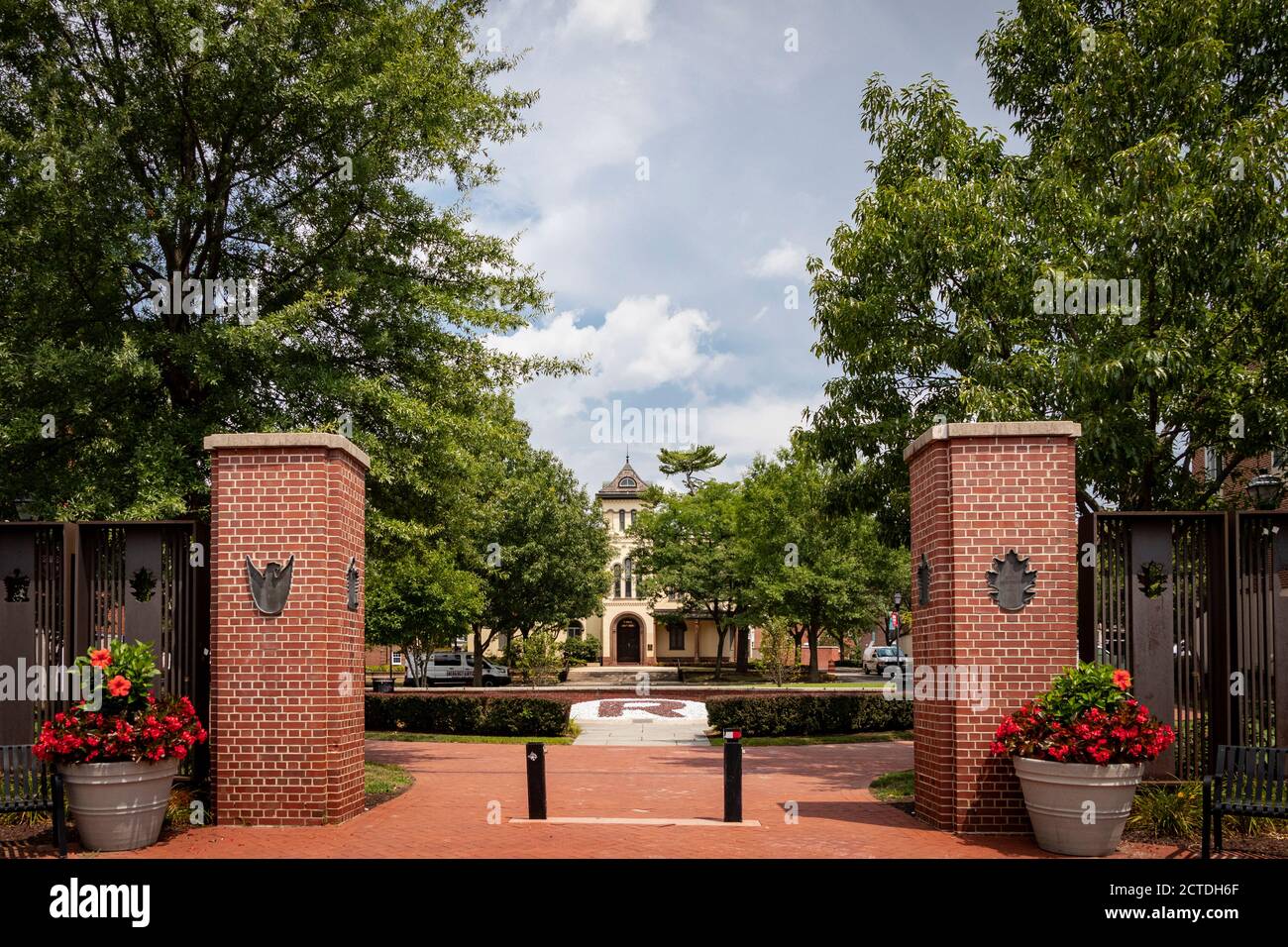 Blick auf den Campus der Rutgers University, mit dem Bishop House in der Ferne. Stockfoto