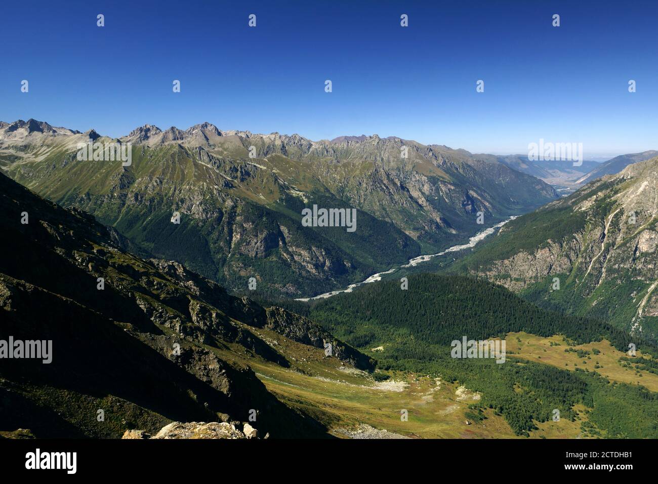 Berge in Dombay, Russland im Sommer oder Herbst. Kaukasus-Gebirge in der Karatschai-Tscherkess Republik, Teberda Naturschutzgebiet, Russland. Stockfoto