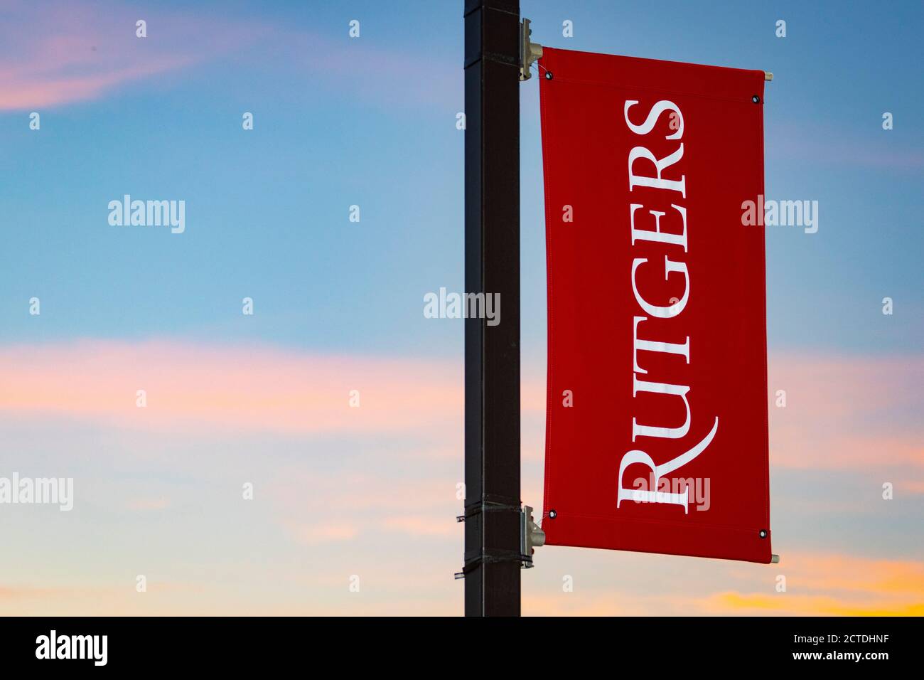 Rutgers University Logo auf Banner gegen bunten Himmel Stockfoto