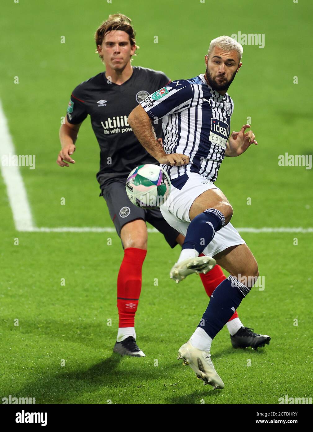 Brentfords Mads Bech Sorensen (links) und West Bromwich Albions Charlie Austin kämpfen während des Carabao Cup-Spiels in den Hawthorns, West Bromwich, um den Ball. Stockfoto
