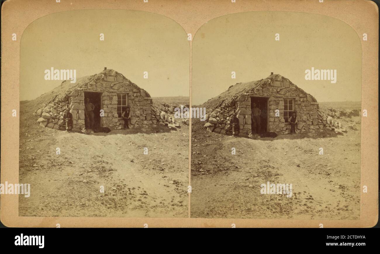 Drei Personen vor einem Dugout., Standbild, Stereografien, 1850 - 1930, Conklin & Kleckner Stockfoto