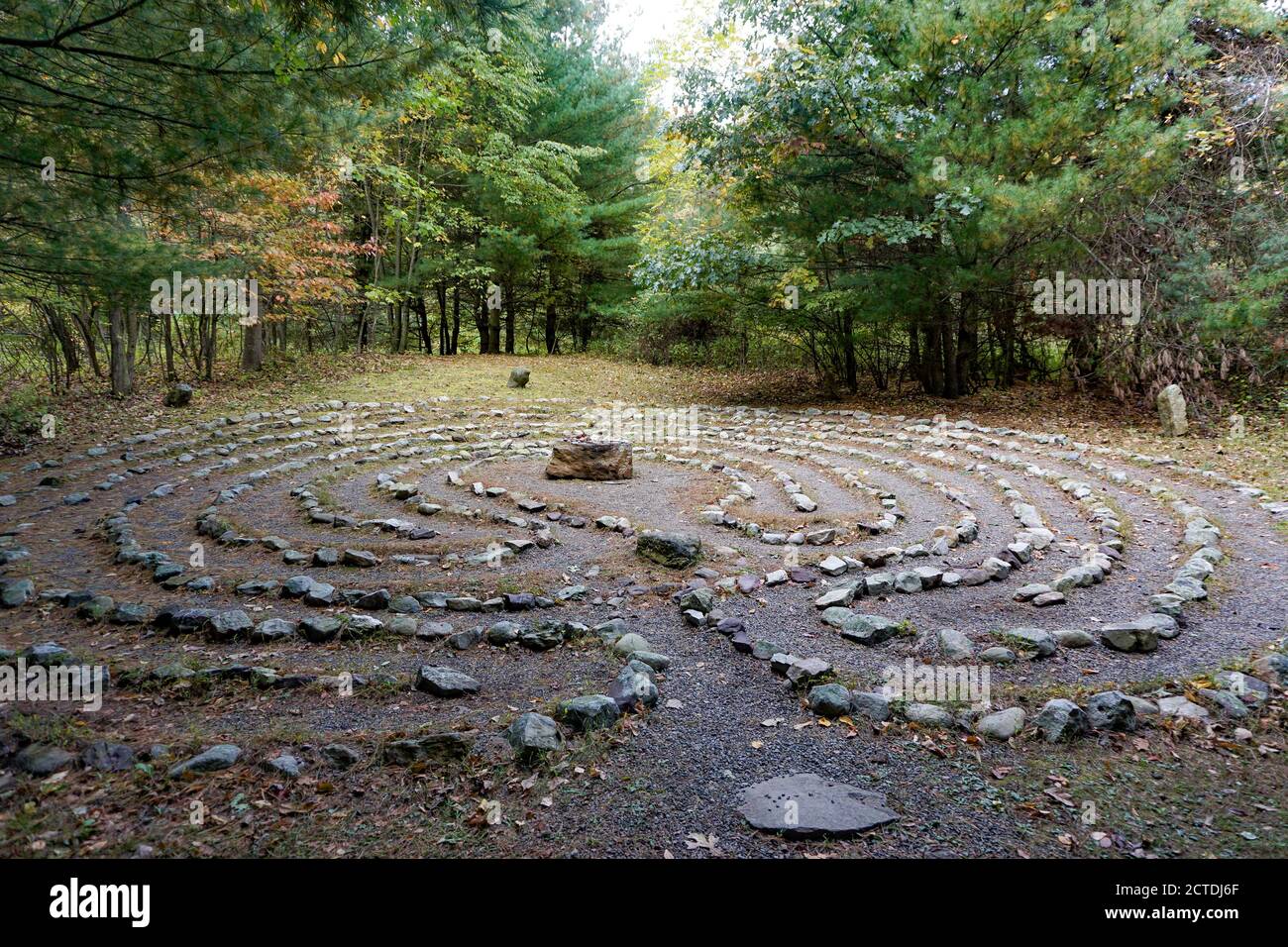 Bangor, Pennsylvania: Labyrinth aus Steinen im Columcille Megalith Park, einem gemeinnützigen Park, der in keltischer Spiritualität in den Appalachen verwurzelt ist. Stockfoto