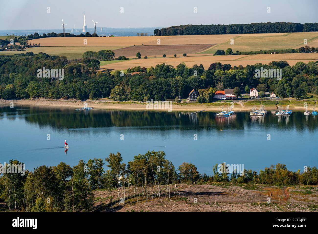 Der Möhnesee, Stausee im nördlichen Sauerland, am Horizont das RWE-Kohlekraftwerk Westfalen in Hamm-Uentrop, NRW Stockfoto