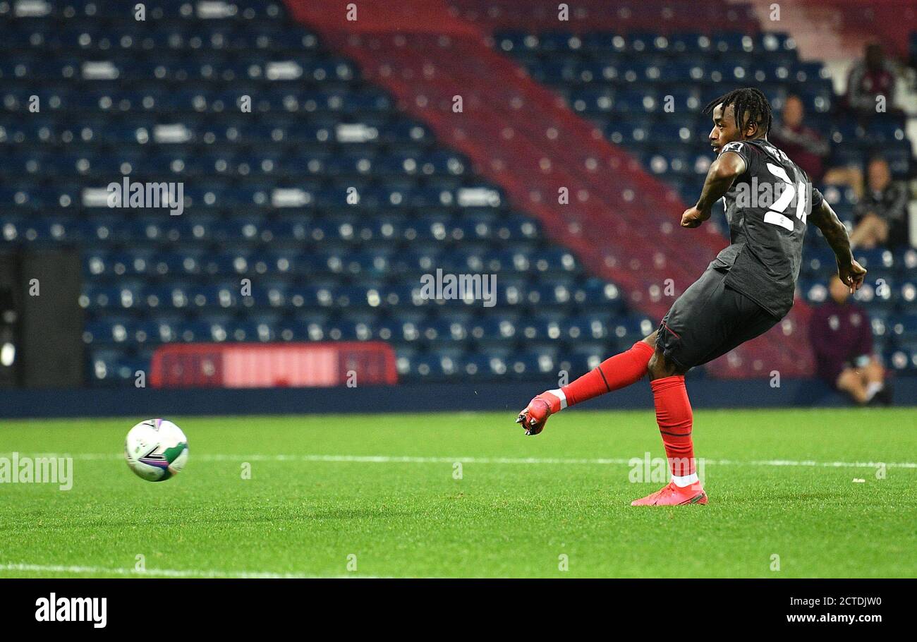Brentfords Tariqe Fosu schießt beim Carabao Cup-Spiel in der dritten Runde im Hawthorns, West Bromwich, das dritte Tor seiner Seiten beim Elfmeterschießen ein. Stockfoto