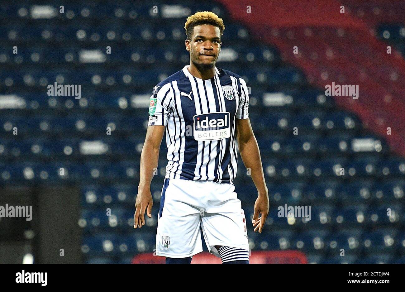 West Bromwich Albions Grady Diangana erscheint frustriert, nachdem Brentford-Torhüter David Raya Martin (nicht abgebildet) seinen Schuss im Elfmeterschießen während des Carabao Cup-Spiels in den Hawthorns, West Bromwich, rettet. Stockfoto