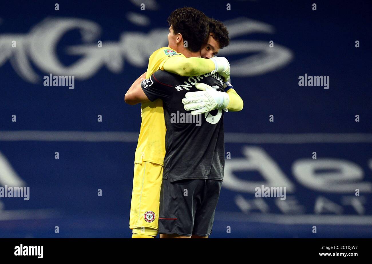 Brentford-Torwart David Raya Martin (links) feiert den Sieg im Elfmeterschießen mit Teamkollege Christian Norgaard während des Carabao Cup-Spiels in den Hawthorns, West Bromwich. Stockfoto