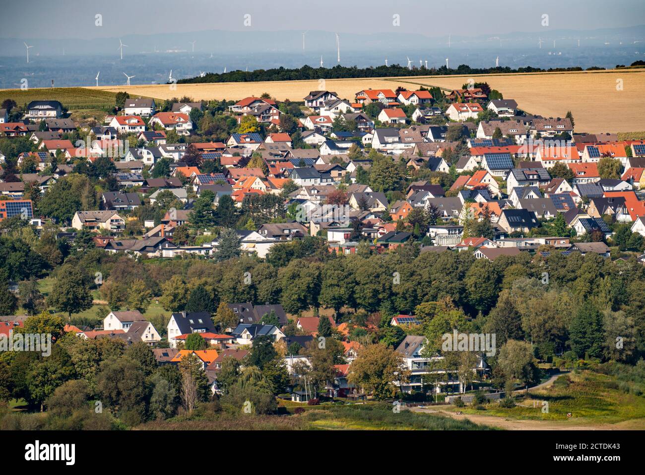 Der Möhnesee, Stausee im nördlichen Sauerland, das Dorf Körbecke am Nordufer, NRW, Deutschland Stockfoto