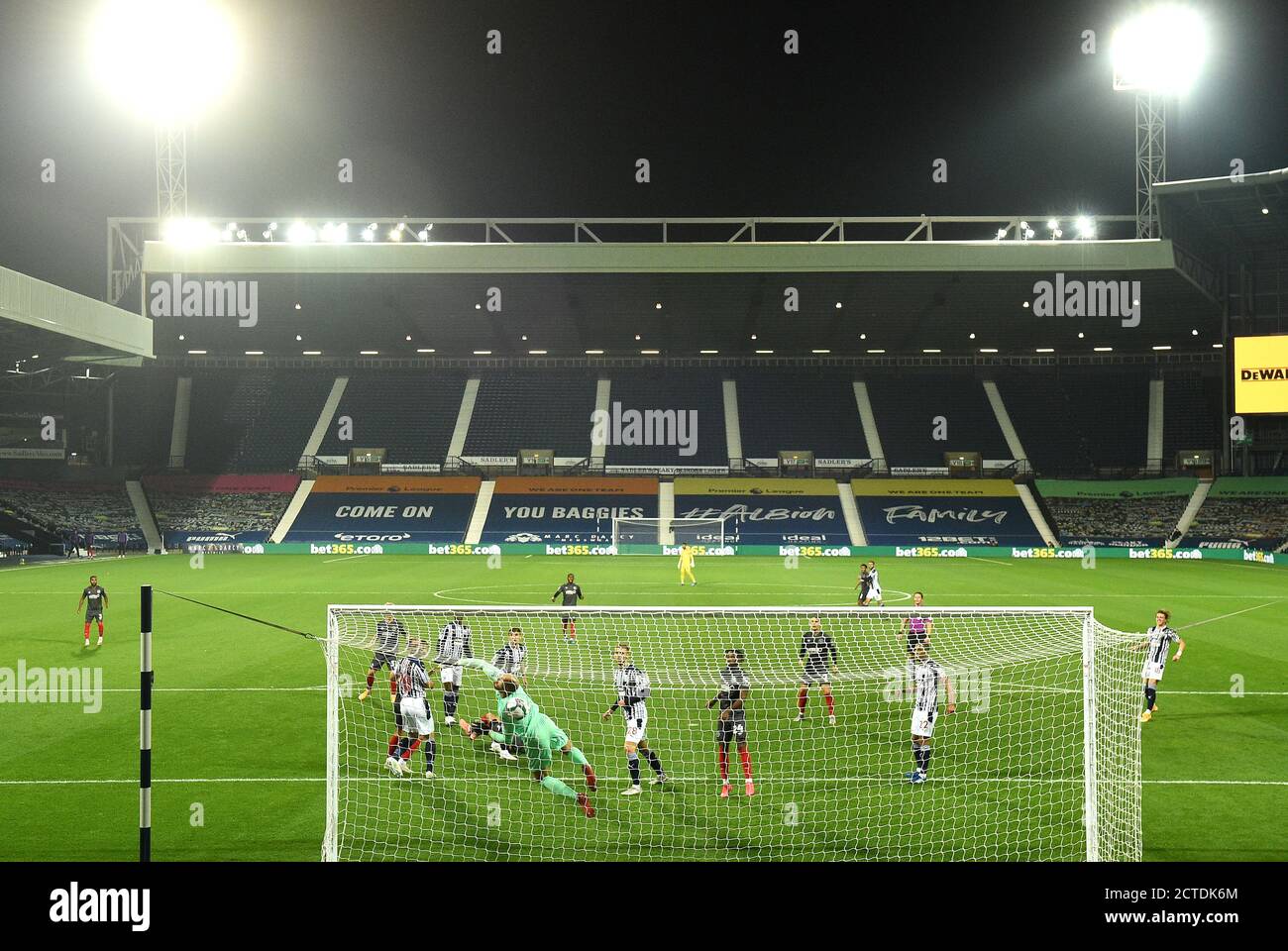 Brentfords Emiliano Marcondes (Mitte links) erzielt das erste Tor seines Spielers während des Carabao Cup-Spiels in der dritten Runde auf den Hawthorns, West Bromwich. Stockfoto