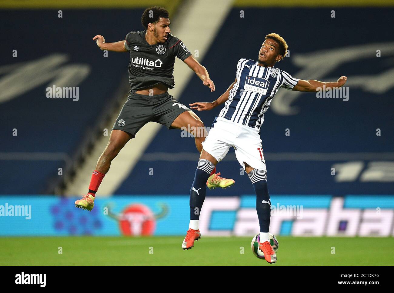 Brentfords Dominic Thompson (links) und West Bromwich Albions Grady Diangana kämpfen während des Carabao Cup-Spiels in den Hawthorns, West Bromwich, um den Ball. Stockfoto