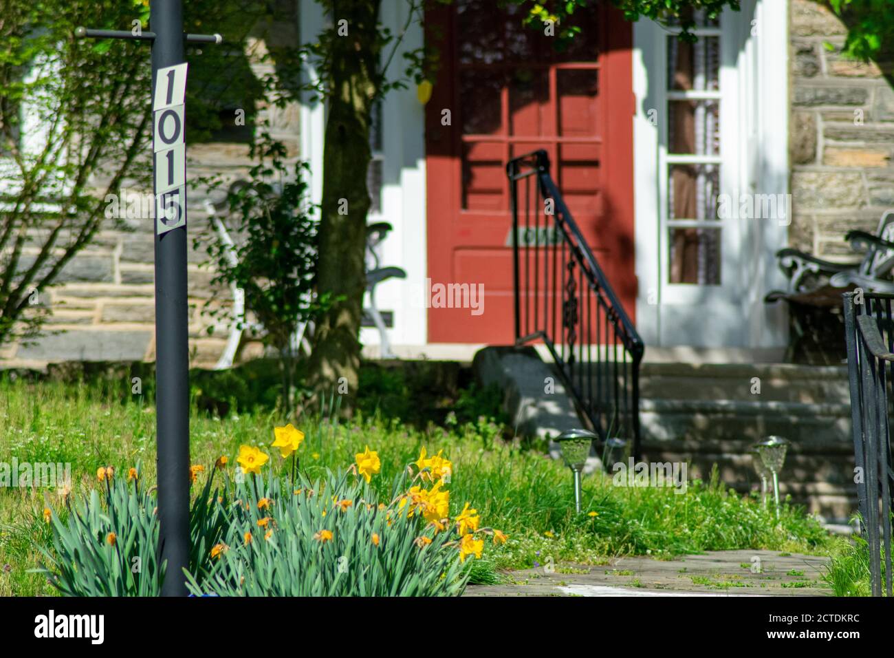 Eine Post mit einer Adressnummer in einer Vorstadtseite Hof in Pennsylvania Stockfoto