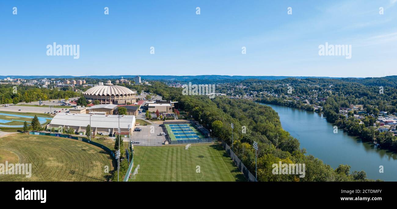 Morgantown, WV - 22. September 2020: Luftpanorama der Sportarena WVU Coliseum auf dem Evansdale Campus der Universität Stockfoto