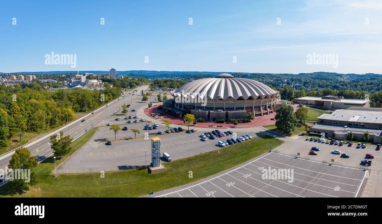 Morgantown, WV - 22. September 2020: Luftpanorama der Sportarena WVU Coliseum auf dem Evansdale Campus der Universität Stockfoto