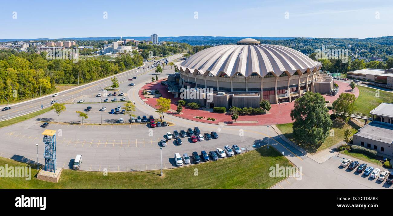 Morgantown, WV - 22. September 2020: Luftpanorama der Sportarena WVU Coliseum auf dem Evansdale Campus der Universität Stockfoto