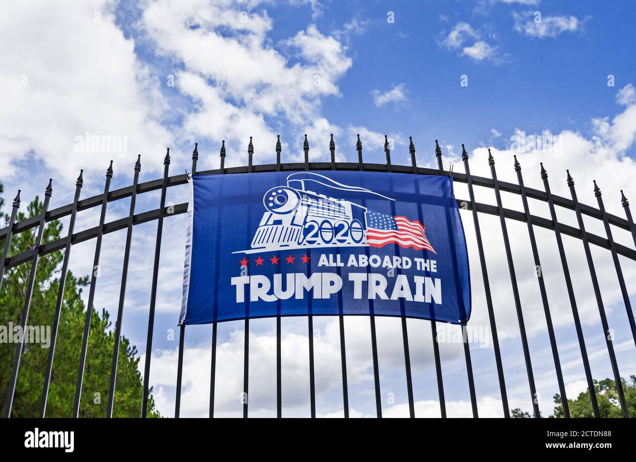Trump Train Banner schmückt ein Zauntor im ländlichen Norden Floridas. Stockfoto