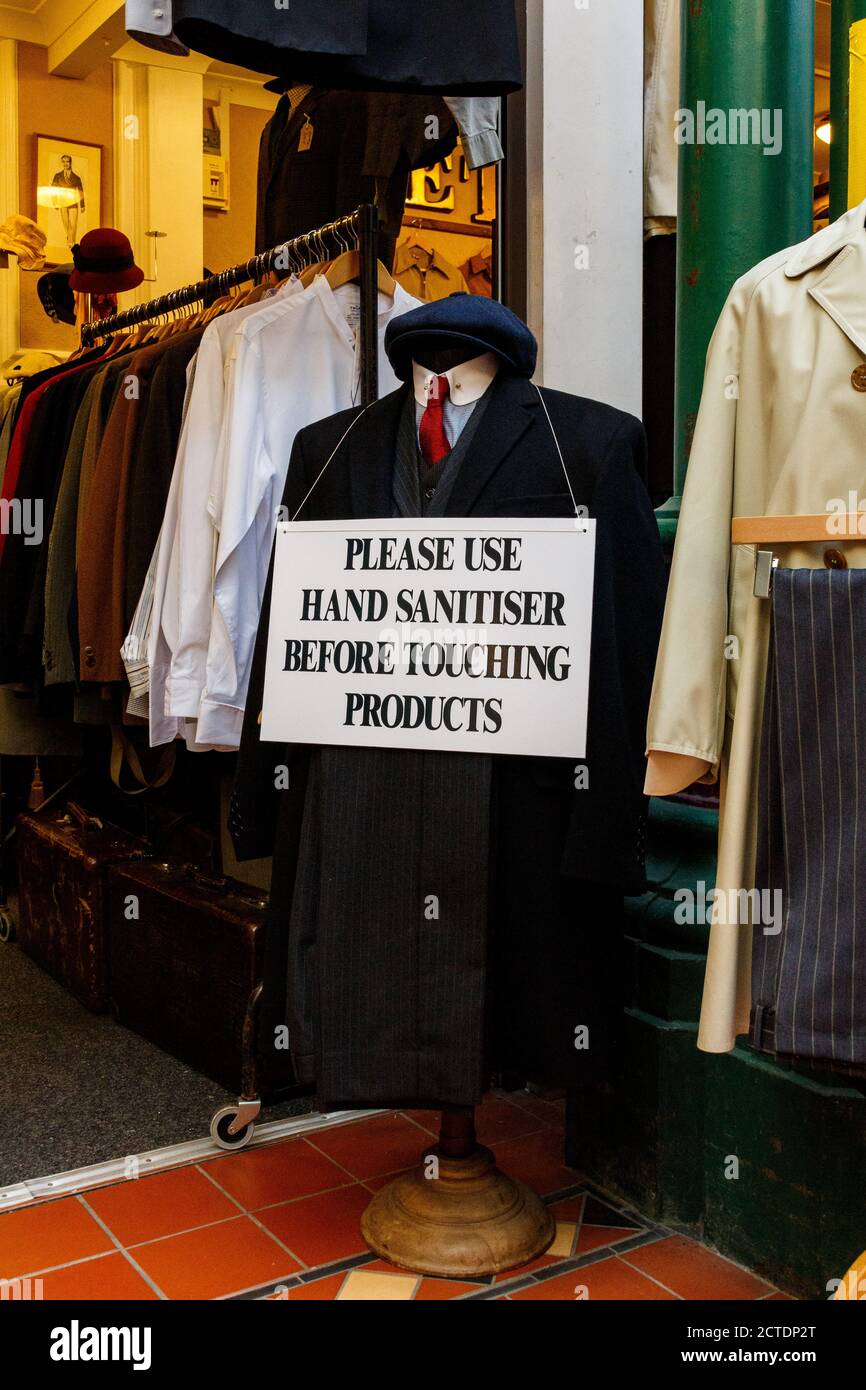 Coronavirus-Warnschilder in Großbritannien Stockfoto