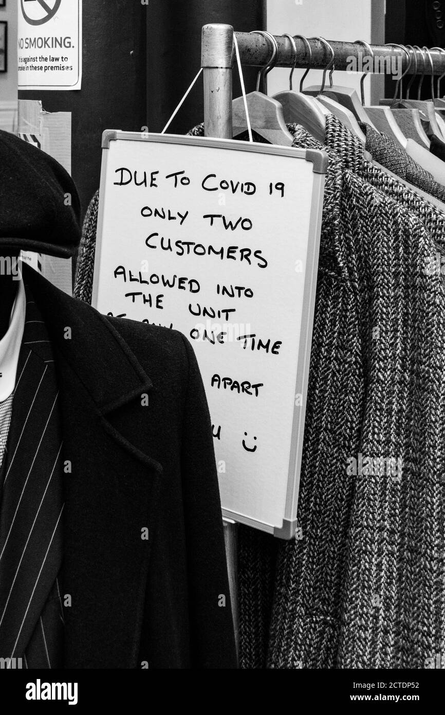 Coronavirus-Warnschilder in Großbritannien Stockfoto