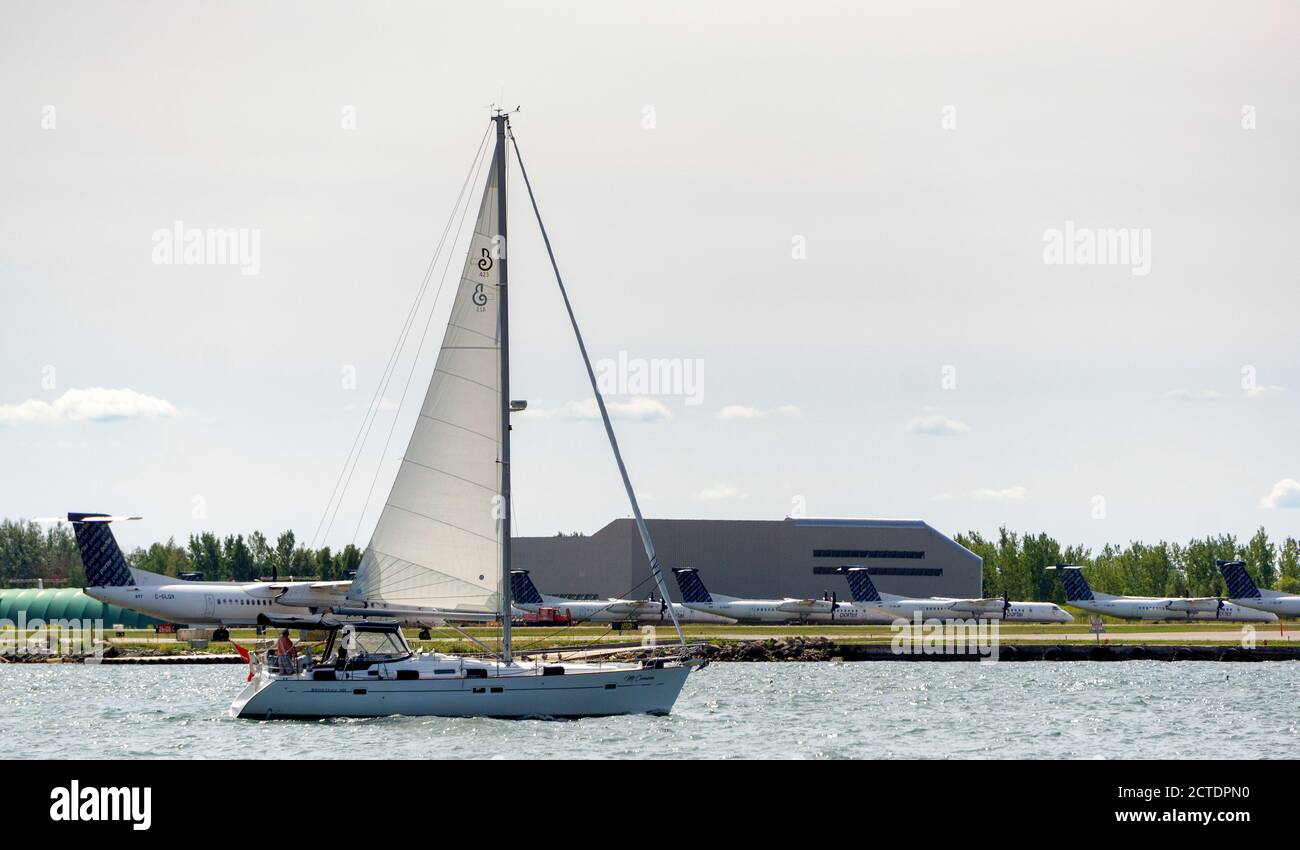 Segeln und Billy Bishop Flughafen Toronto AUF Kanada Stockfoto