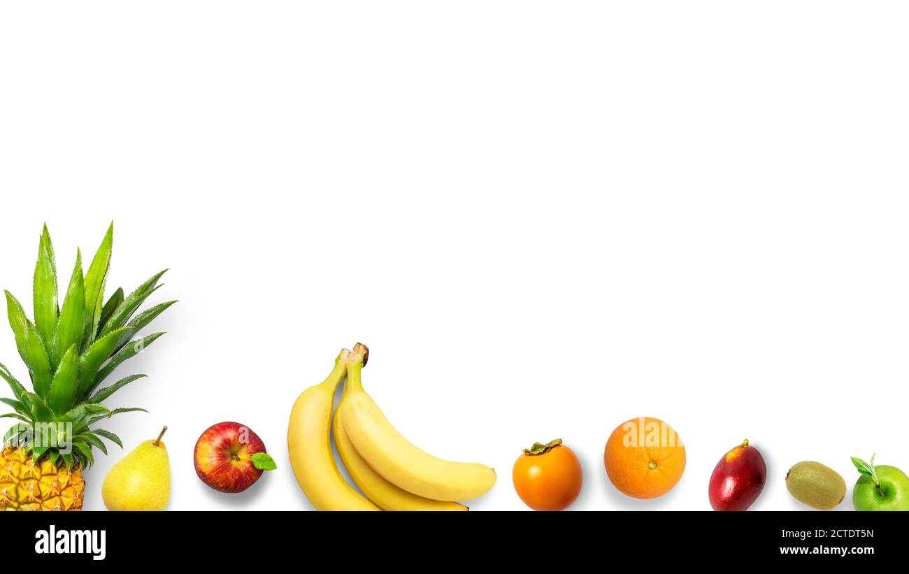 Isolierte, flache Ansicht von oben verschiedener Obstsorten auf weißem Hintergrund mit Kopierfläche. Konzept von gesund, Bio, Ernährung und frisch. Früchte BA Stockfoto