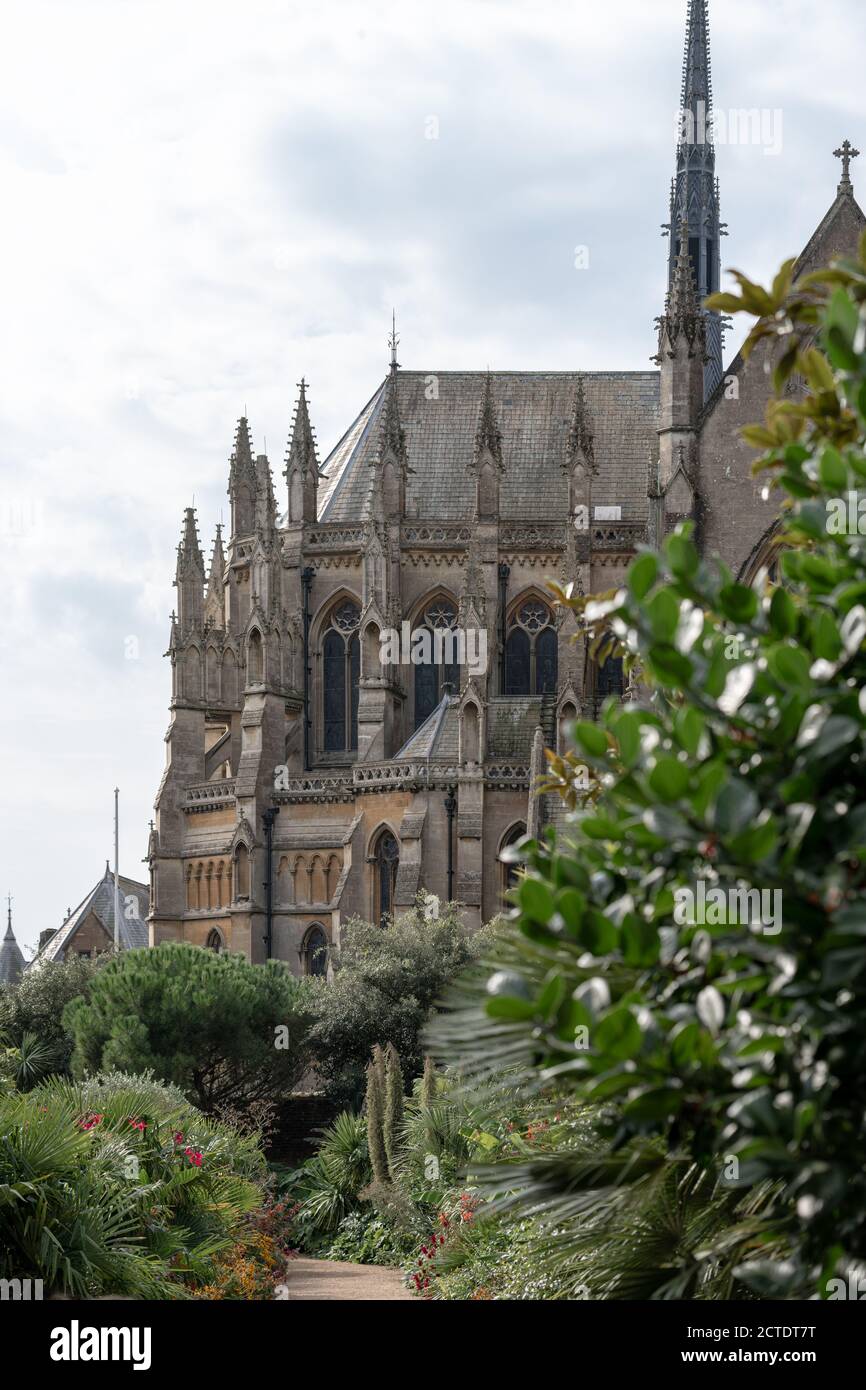 Arundel Kathedrale Kirche unserer Dame und St. Philip Howard in West Sussex, England. Sommer 2020 blüht. Stockfoto