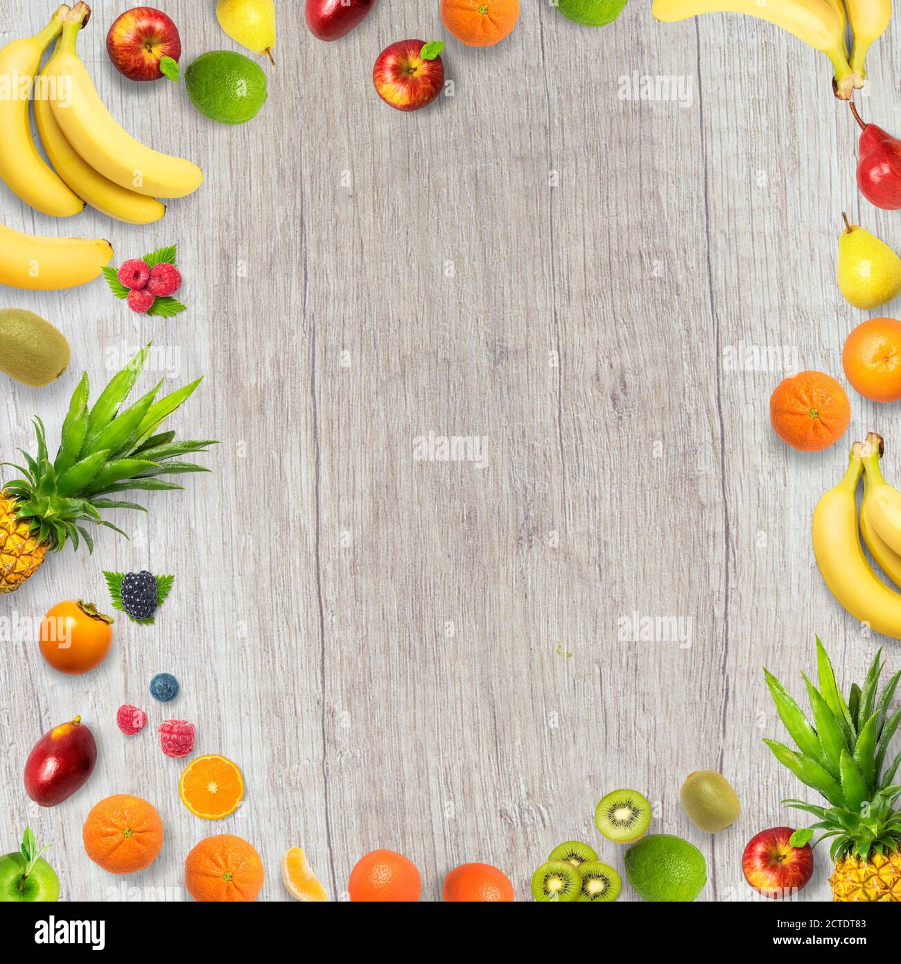 Isolierte flache Ansicht von oben von verschiedenen Arten von Früchten auf einem hölzernen Hintergrund mit Kopierraum. Konzept von gesund, Bio, Ernährung und frisch. Früchte b Stockfoto