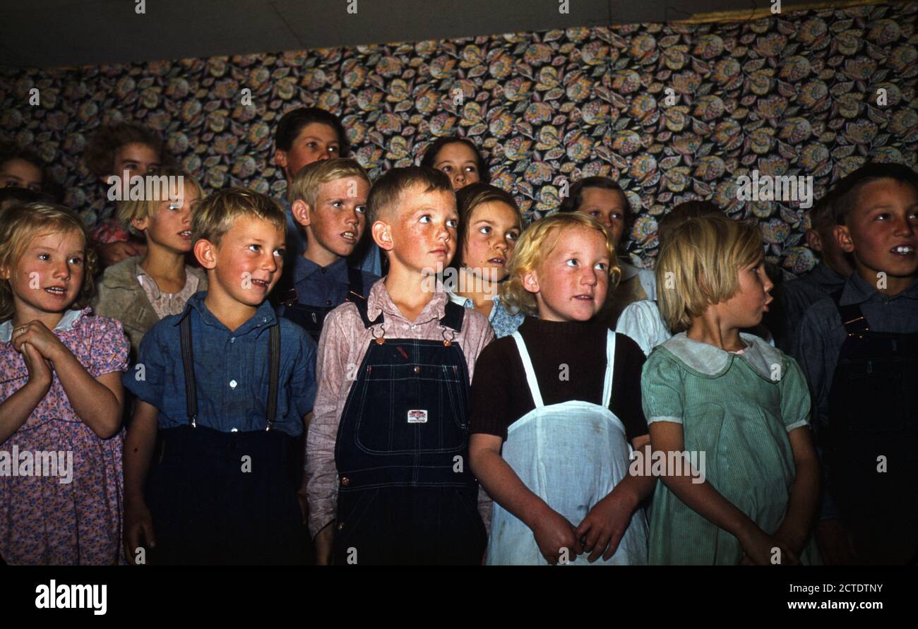 Kleine Stadt Schule Kinder im Chor Oktober 1940 singen Stockfoto