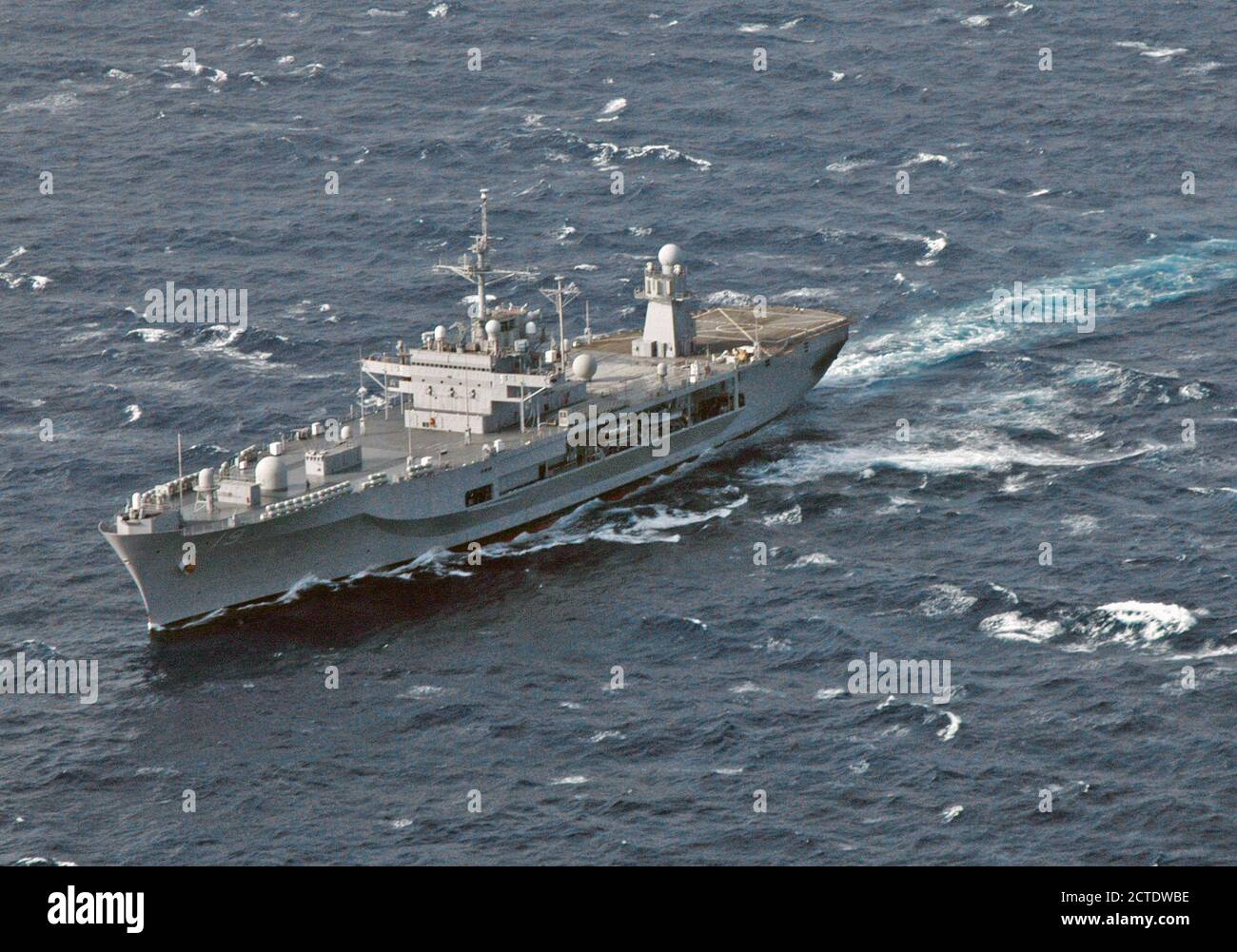 Antenne Anschluss bogen Sicht der US Navy (USN) amphibische Befehl Schiff, die USS BLUE RIDGE LCC (19), laufen im Südchinesischen Meer während einer zweimonatigen regelmäßig geplanten Einsatz. Stockfoto