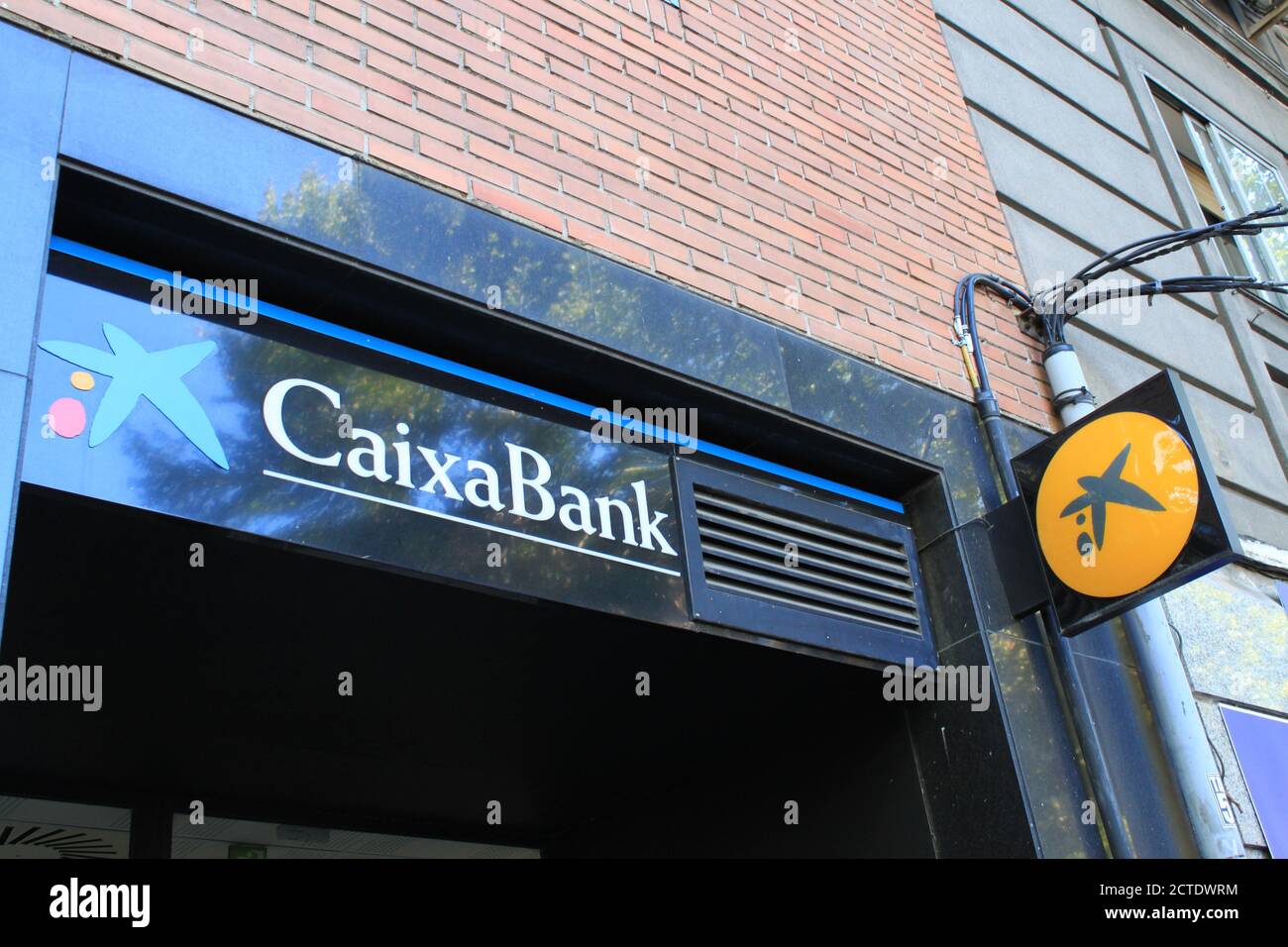 Niederlassung der CaixaBank in Madrid (Spanien). CaixaBank und Bankia fusionieren, wodurch die größte Bank Spaniens entsteht. / Ana Bornay Stockfoto