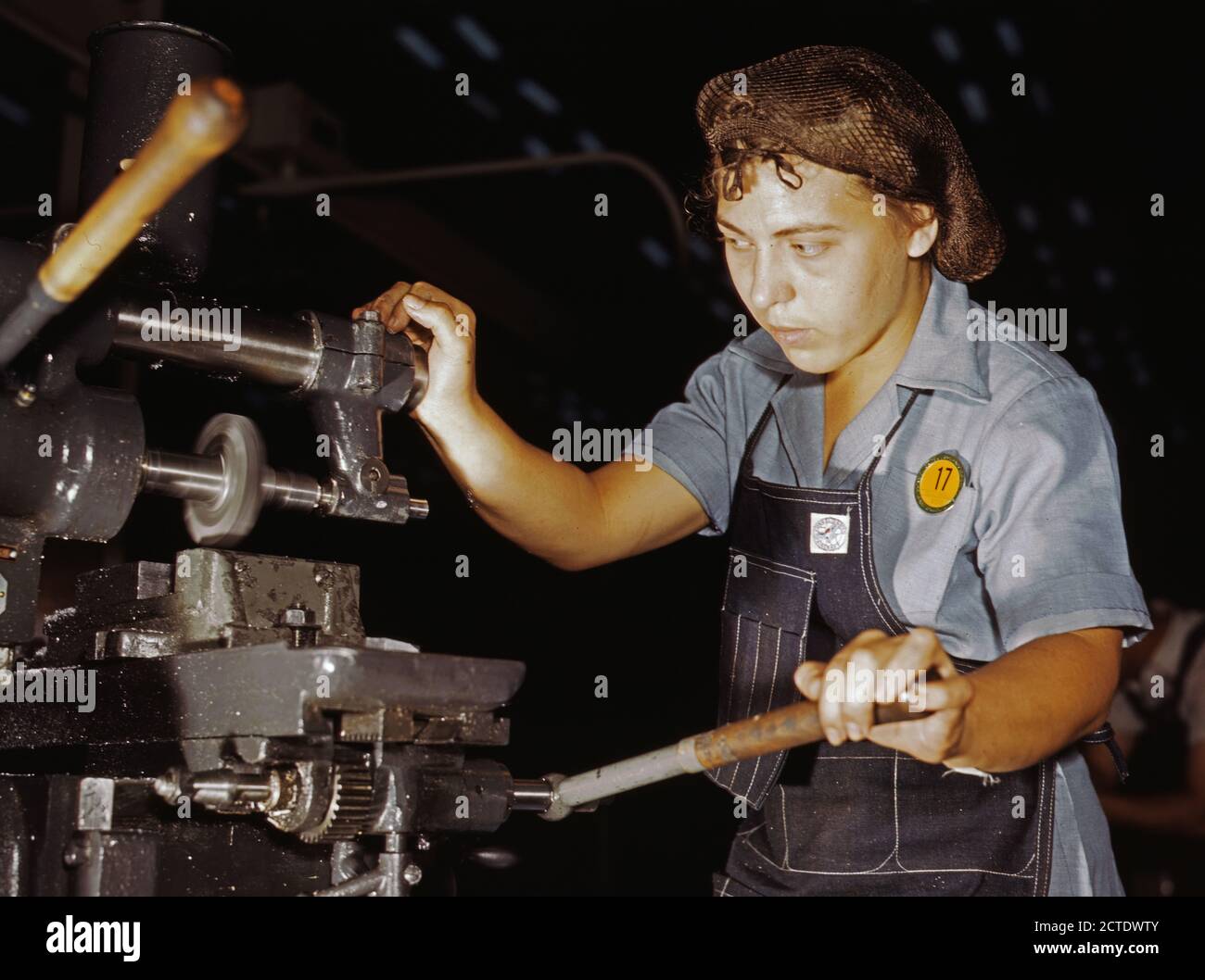 Weibliche Maschine Arbeiter hilft in den Vereinigten Krieg Staaten - Oktober 1942 Stockfoto