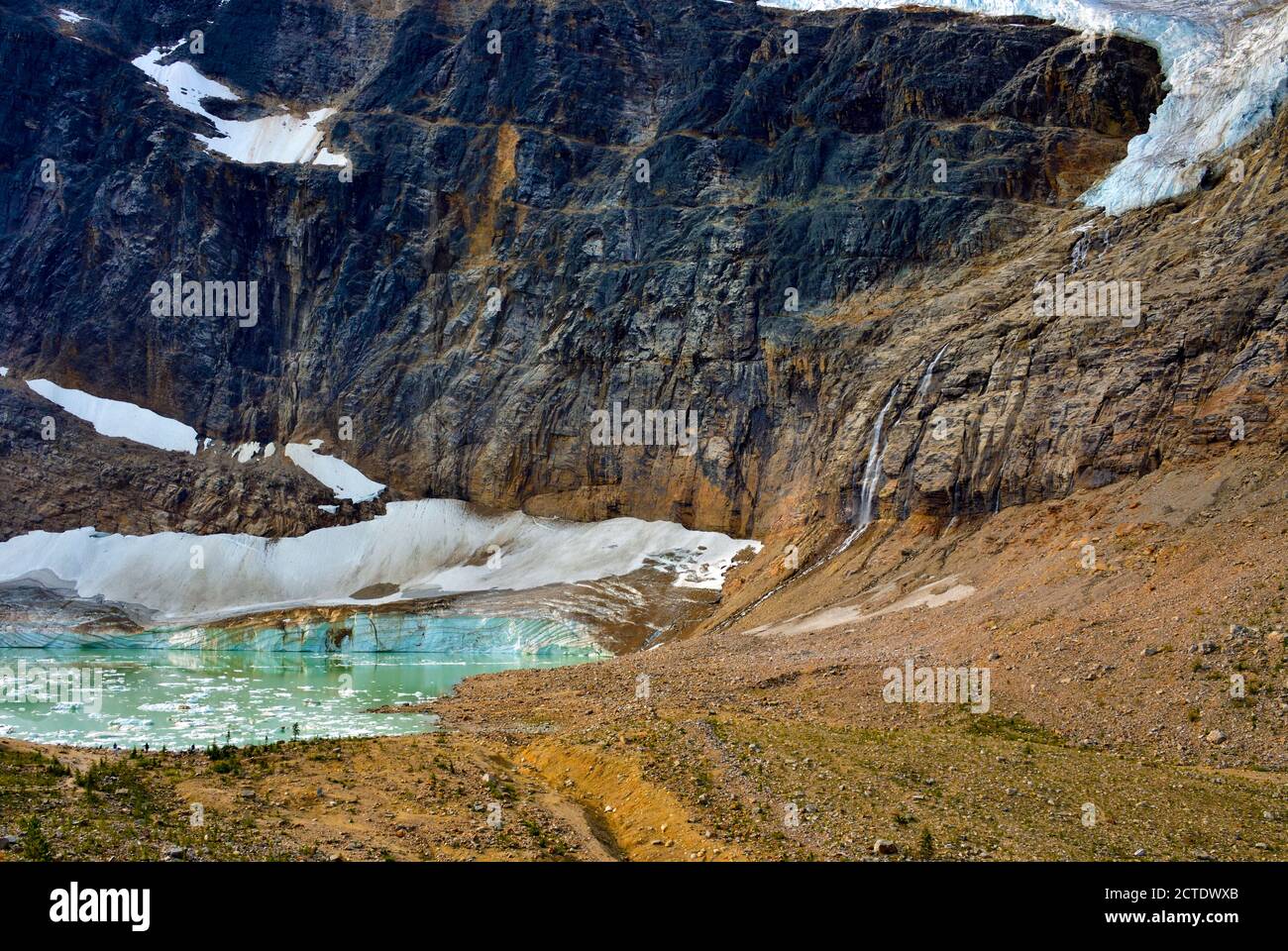 Ein Landschaftsbild der Zehe des Engelgletschers Verschüttet Schmelzwasser in Cavell Teich am Fuße des Mount Edith Cavell im Jasper National Park Stockfoto