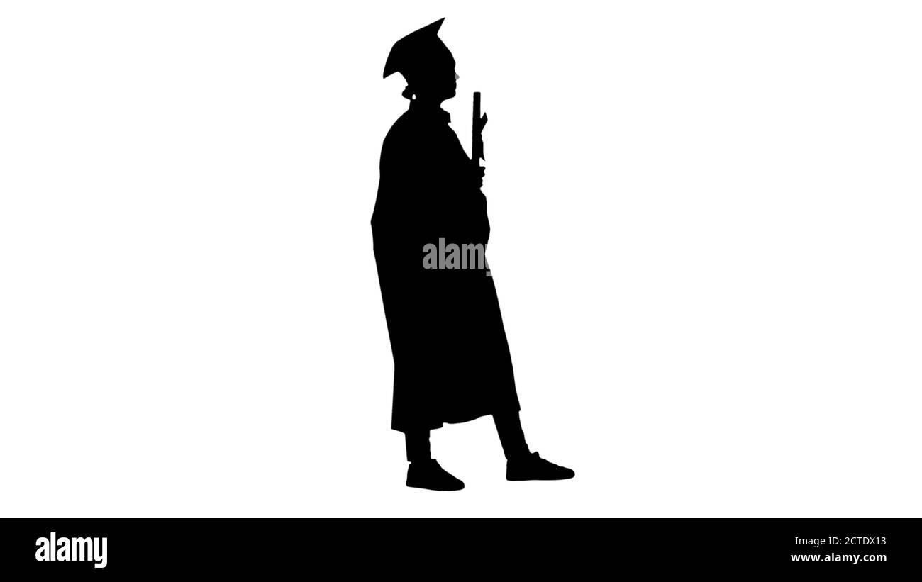 Silhouette Weibliche Studentin in Graduierung Robe Holding Diplom und Stockfoto