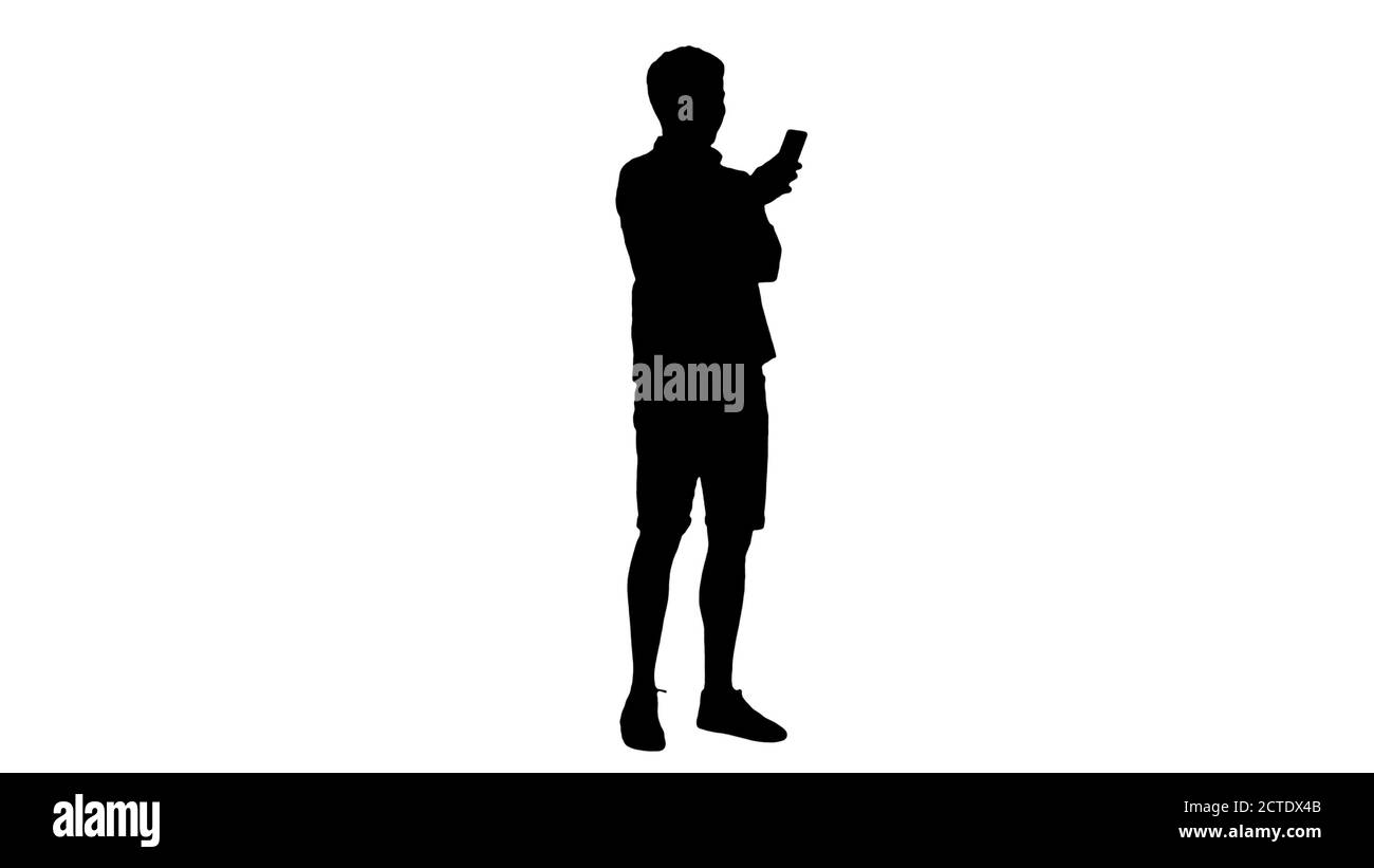 Silhouette schöner junger Mann mit seinem Smartphone und lachend. Stockfoto