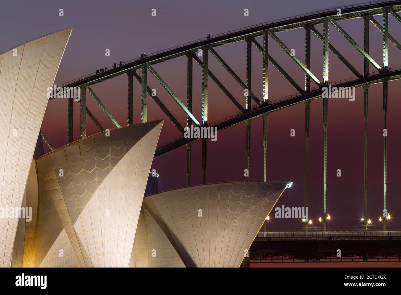 Architektonische Details vom Sydney Opera House und der Sydney Harbour Bridge in Sydney, Australien, bei Sonnenuntergang/Dämmerung. Stockfoto