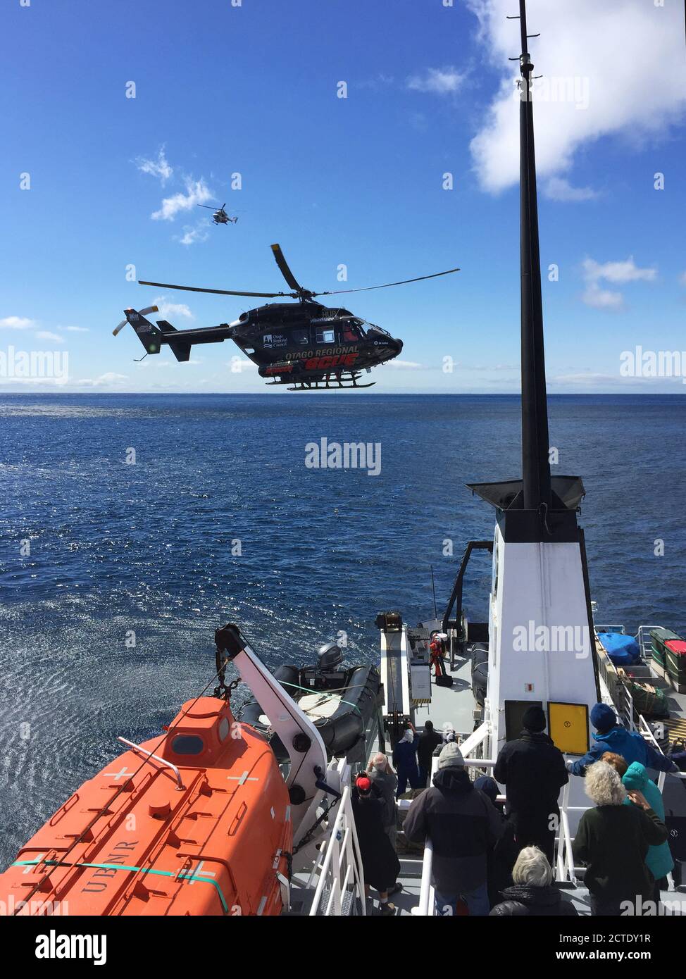Rettungshubschrauber Evakuierungsrettung auf den Auckland Inseln während einer Expedition Kreuzfahrt, ein weiterer Ersatzhubschrauber im Hintergrund, zur Sicherheit Stockfoto